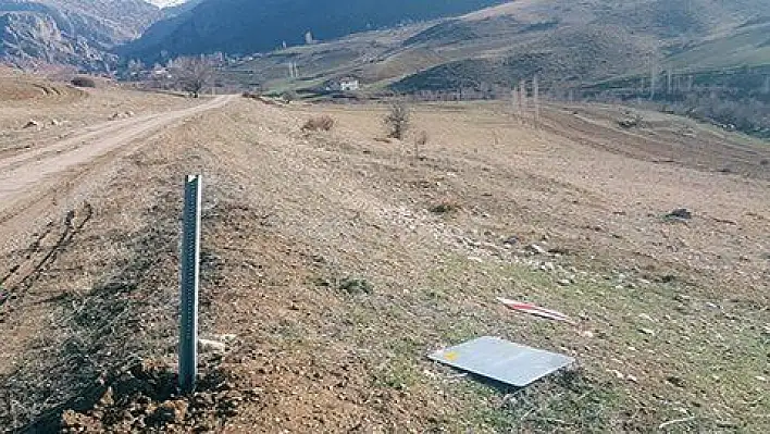 Kayseri'de trafik levhalarını söküp, yol kenarına attılar