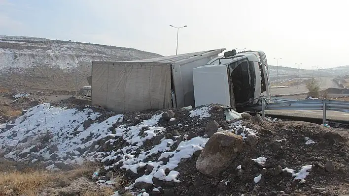 Virajı alamayan su yüklü tır devrildi: 1 yaralı