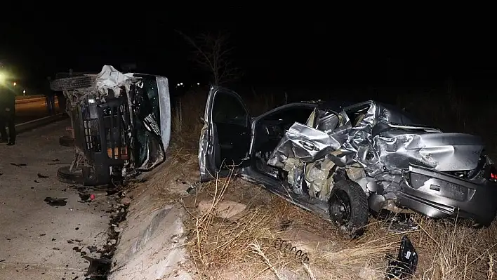 Kayseri'de mantar işçilerini taşıyan minibüsle otomobil çarpıştı: 13 yaralı