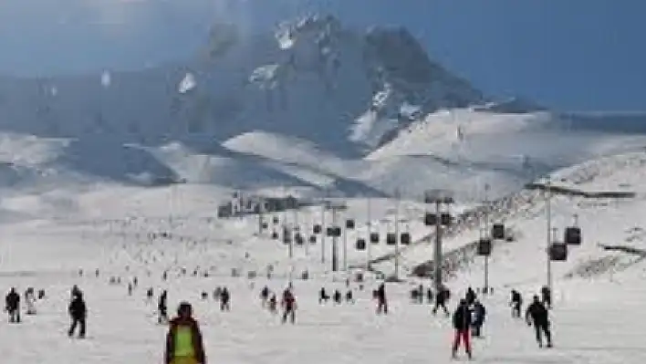 Erciyes'e kar yağdı, işletmeciler bayram etti