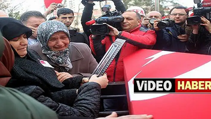 Şehit üsteğmeni annesi asker selamıyla uğurladı 
