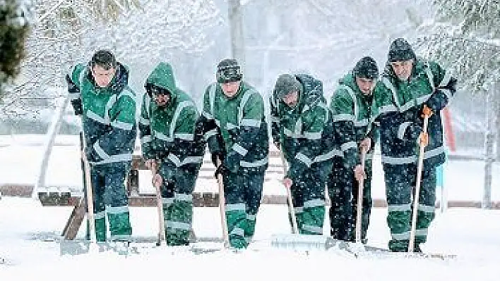 Kocasinan'da kar mesaisi sürüyor