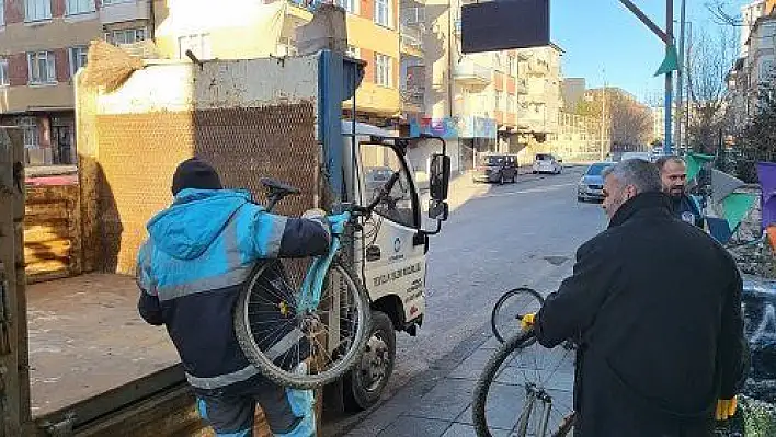 20 kamyonet çalıntı malzeme ele geçirildi