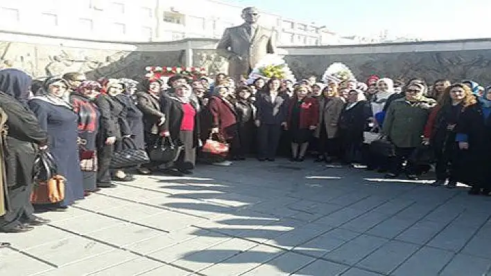 Kadınlar 8 Mart Dünya Kadınlar Günü Nedeniyle Atatürk Anıtı'na Çelenk Bıraktı