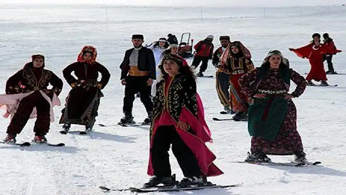 Türkiye'de ilk kayaklı defile Erciyes'te yapıldı 