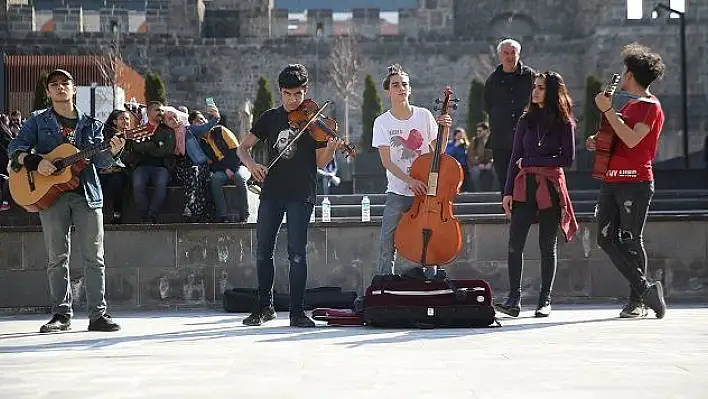 Sanatçılar Sokağı'nın genç müzisyenleri