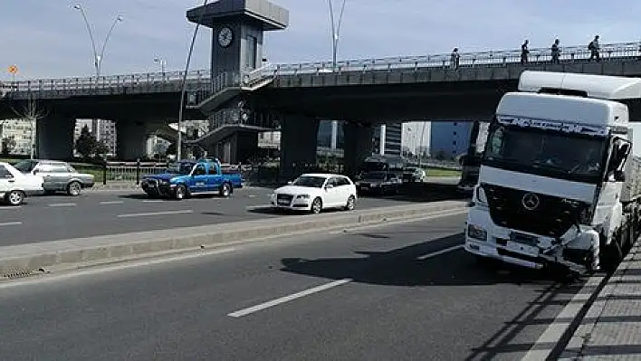 Sürücüsü kalp krizi geçiren tır, köprü ayağına çarptı 