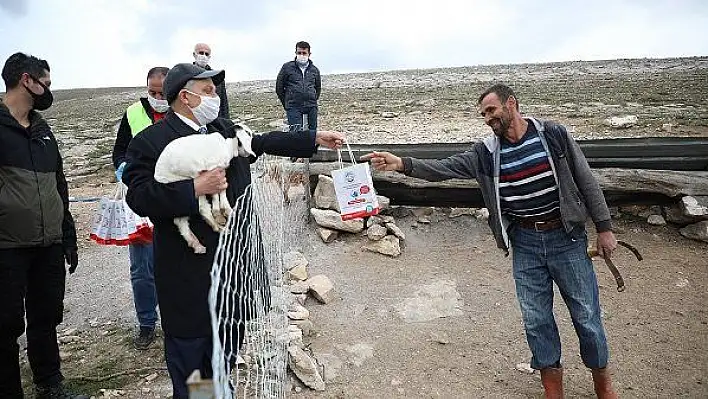 Başkan Yalçın hijyen çantası dağıttı 