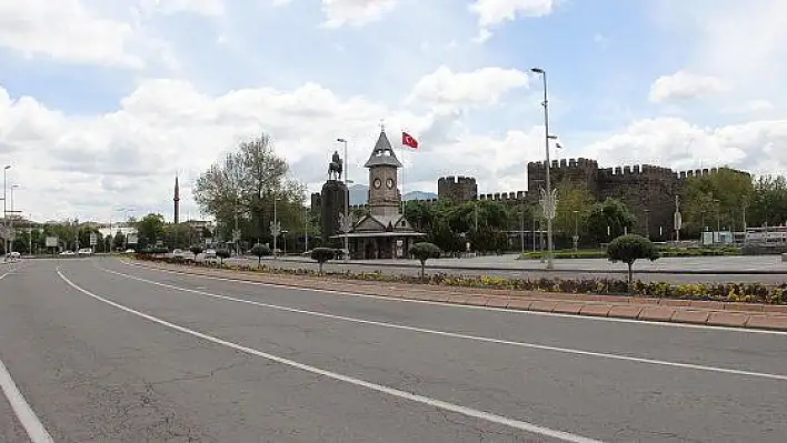 Kayseri'de cadde ve sokaklar boş kaldı