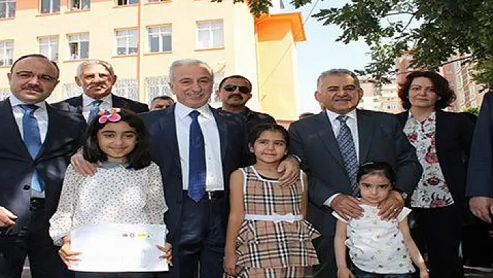 Kayseri'de yaklaşık 295 bin öğrenci karne aldı