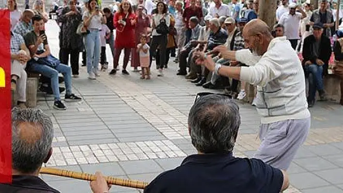 Yaşlılar meydanda konser verdi, vatandaşlar ilgiyle izledi