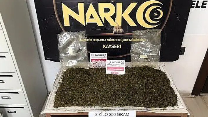 Bebek çantasında 2 kilo 250 gram sentetik uyuşturucu ele geçirildi