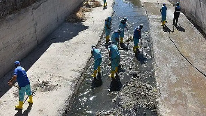  Kocasinan'da kanallar temizlenip, ilaçlanıyor 