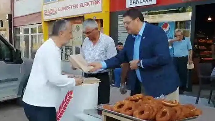 [VİDEOLU HABER] Narin, vatandaşa ücretsiz simit dağıttı