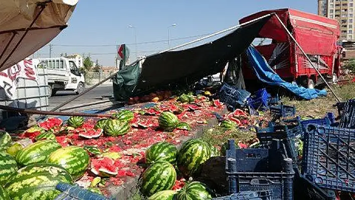 Otomobil karpuz sergisine daldı: 1 ölü