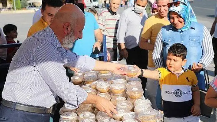 Başkan Çolakbayrakdar, vatandaşlara aşure dağıttı