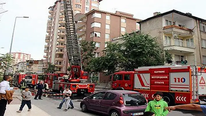 Çatı yangını itfaiye tarafından söndürüldü 