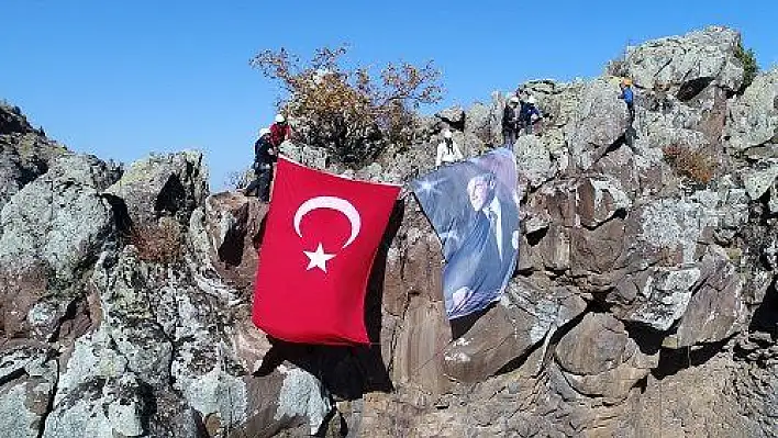 Kayseri'de dağcılar, kayalıklarda Türk bayrağı ve Atatürk posteri açtı