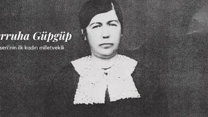 Meclis koridorlarında kravatlı bir kadın