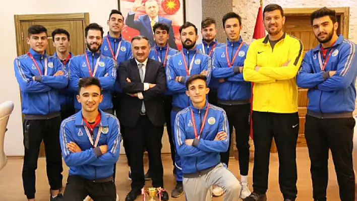 Develi Belediyesi Voleybol Kulübünün genç takımından üçüncülük başarısı