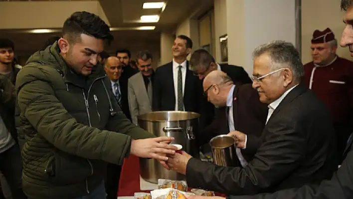 Başkan'dan Kayseri Üniversitesi öğrencilerine sürpriz ziyaret 