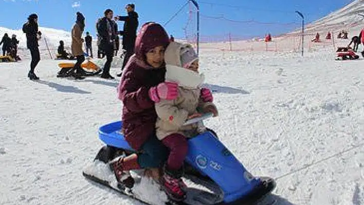 Erciyes'te sezon açıldı, kayak severler akın etti 