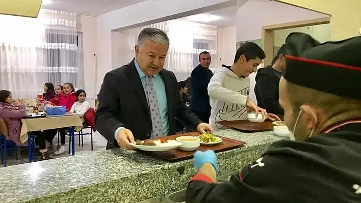 Kaymakam Duru yurtta öğrencilerle birlikte yemek yedi