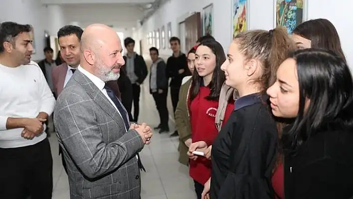 Başkan Çolakbayrakdar, 'Gençlerin geleceğine ışık tutuyoruz'