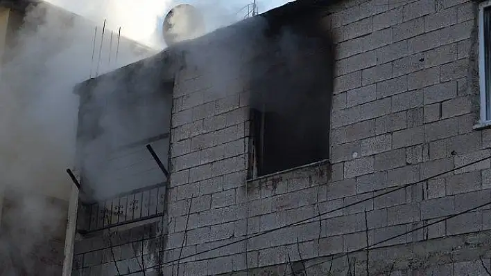 Kayseri'de sobadan çıkan yangında ev kullanılamaz hale geldi