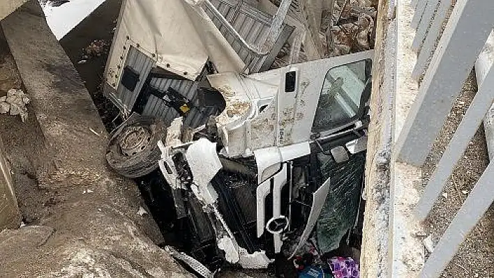 Kayseri'den İran'a tıbbi malzeme taşıyan TIR'ın şoförü ölümden döndü