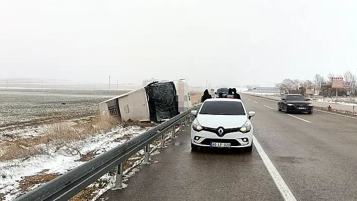 Kırşehir'de yolcu otobüsü devrildi: 14 yaralı