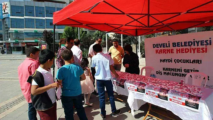 Develi Belediyesi karne hediyesi dağıttı