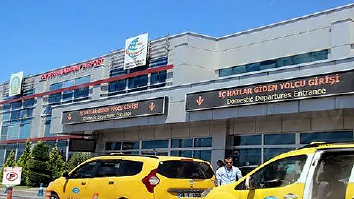 Motoruna kuş çarpan uçak acil iniş yaptı