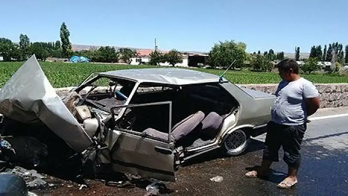 Otomobiller çarpıştı, sıkışanları itfaiye kurtardı 