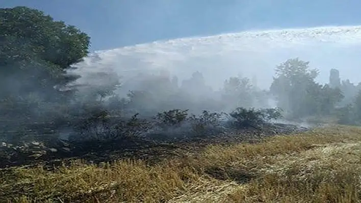 Develi'deki tarla yangınını itfaiye ekipleri söndürdü 