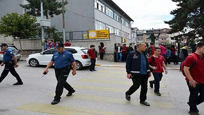 81 ilde eş zamanlı okul çevrelerine ve Servis Araçlarına Sıkı Denetim