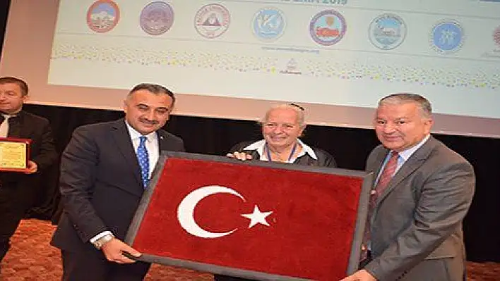 Kazım Karabekir'in kızı Timsal Karabekir 2.Uluslararası Develi Aşık Seyrani Türk Kültürü Kongresinde