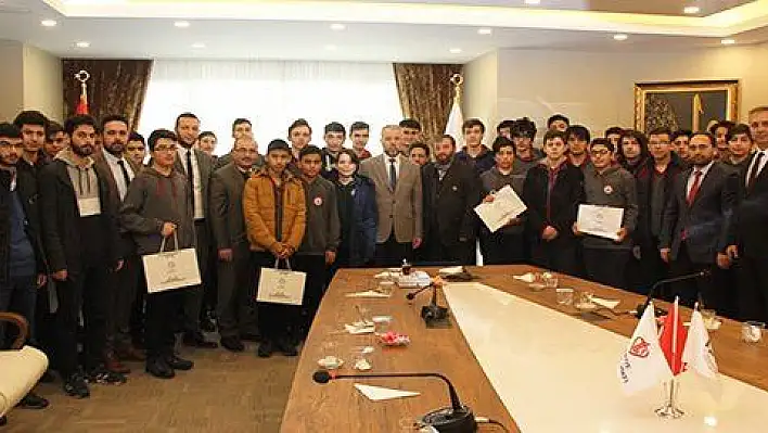 Büyükşehir Belediyesi ülkenin geleceğine etki edecek gençler yetiştiriyor