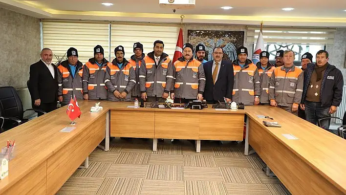 Başkan Palancıoğlu, önce kendisi giydi, kontrol etti sonra teslim etti