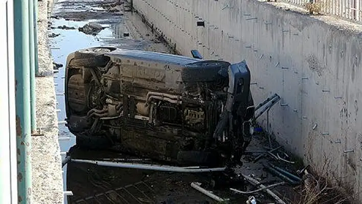 Kanala düşen otomobilin sürücüsü yaralandı