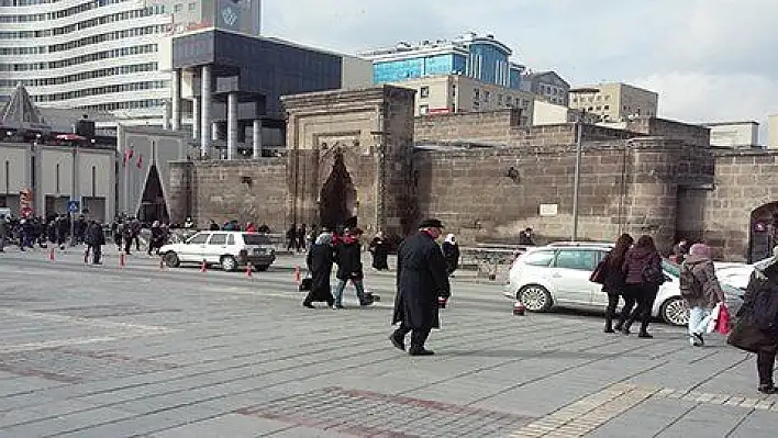 VATANDAŞ TATİLDE SICAĞI GÖRDÜ, SOKAKLARA DÖKÜLDÜ