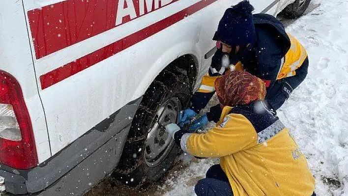 Kara saplanan ambulansa kadın sağlık çalışanları zincir taktı