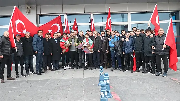 Şampiyonlar, Kayseri'de çiçeklerle karşılandı