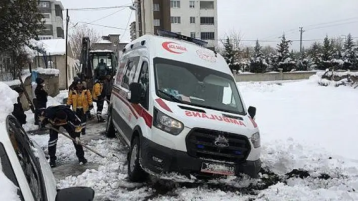 Karla kaplı yollarda sağlık çalışanları hastaya ulaşmak için seferber oldu