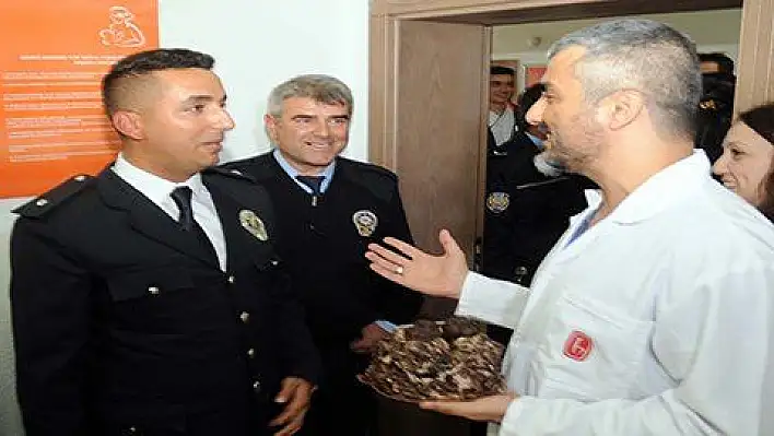 Sağlık çalışanlarından polislere pastalı sürpriz  
