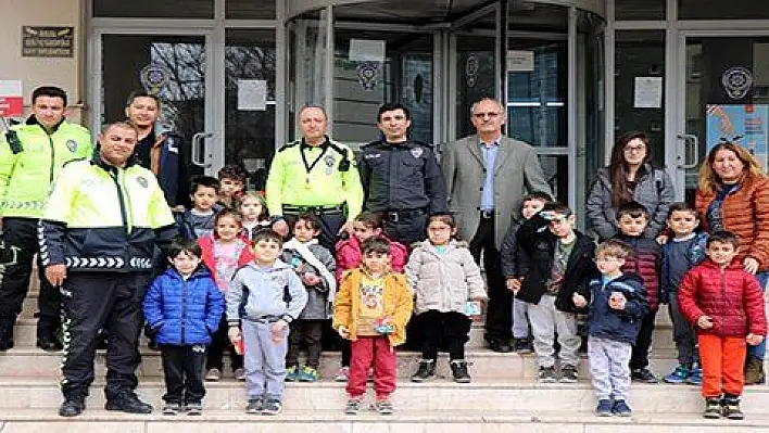 Minik öğrencilerden polis ağabeylerine ziyaret 