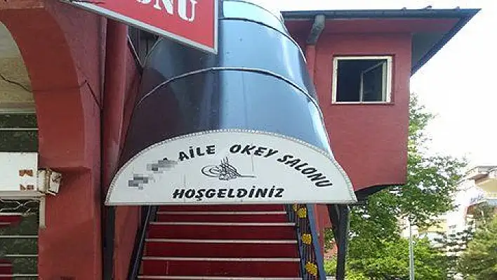 Okey salonu girişinde 'bismillahirrahmanirrahim' yazısı tepki çekti