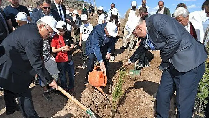 Başkan Büyükkılıç: 'Fidanlarda gençlerimiz de ülkemizin geleceği'