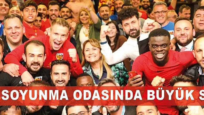 Maç bitiminde soyunma odasında büyük sevinç yaşandı