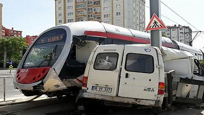 Minibüs ile tramvay çarpıştı: 1 yaralı